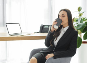девушка в офисе пьет кофе. виртуальный секретарь ртс